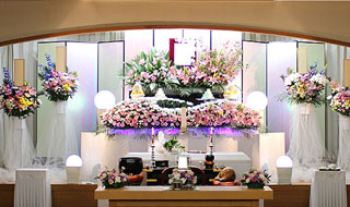 ひので斎場：花祭壇家族葬53プラン利用花祭壇