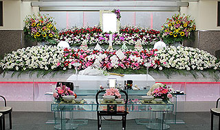 横浜市南部斎場：花祭壇家族葬120プラン利用花祭壇