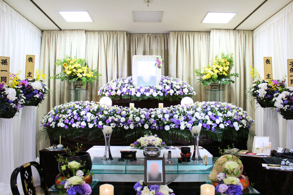 杉並区 堀ノ内斎場 セイプレイト花祭壇 家族葬事例